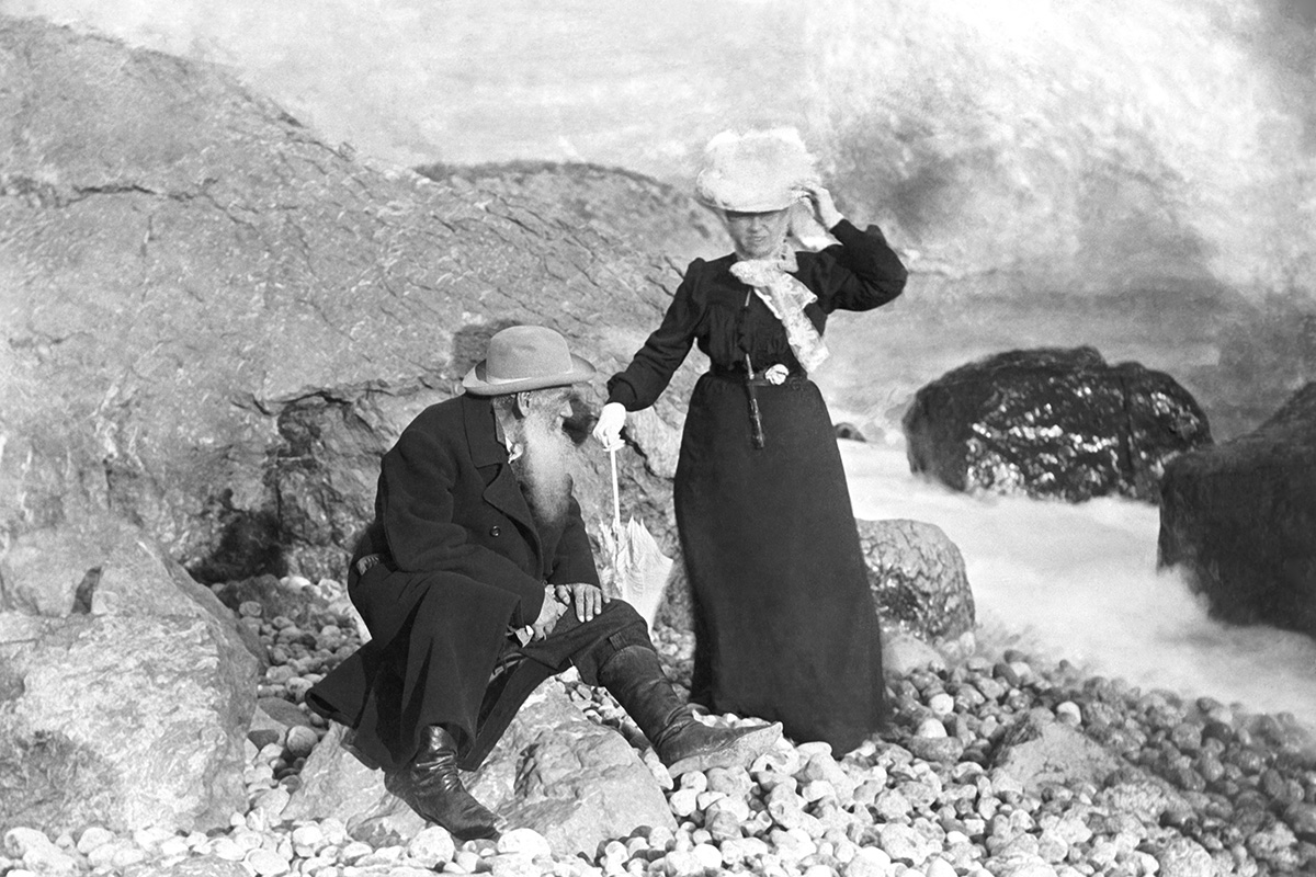 Miskchor, Crimea. Lev Tolstoj insieme alla moglie Sophia in riva al mare a Gaspra 
