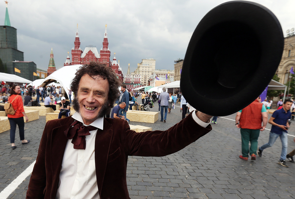 Човек облечен како големиот руски поет Александар Пушкин позира на отворањето на Фестивалот на книгата на Црвениот плоштад 2016 во Москва.