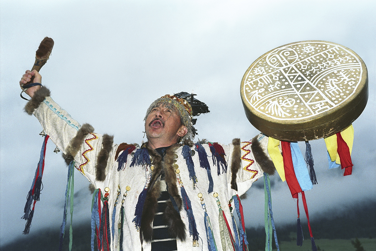 Шаманот изведува ритуален танц на тапан на народниот фестивал Ел-Ојин. Во некои руски републики како што се Алтај, Хакасија, Тува и Саха (Јакутија), народот сè уште верува во моќта на шаманите.