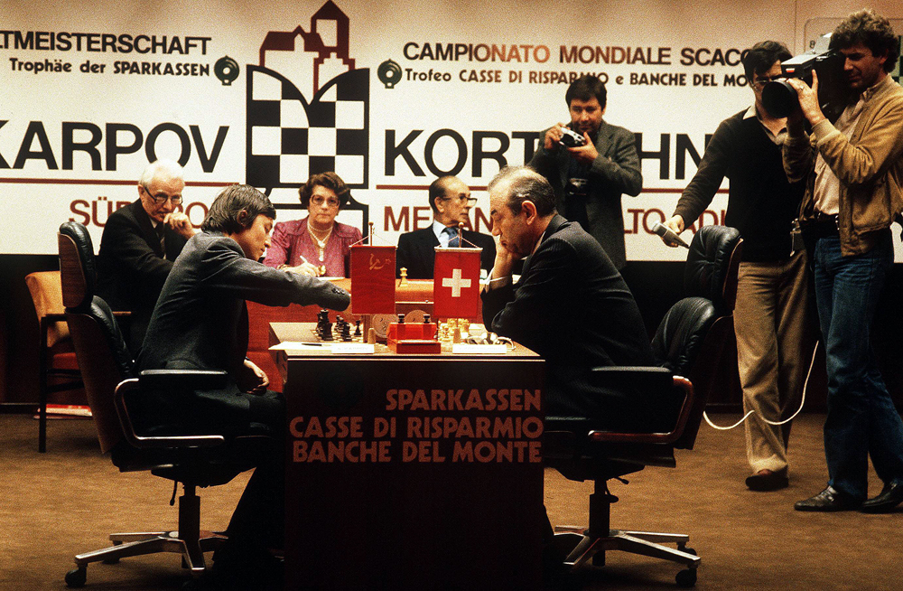 Anatoli Karpow (l.) und Wiktor Kortschnoi (r.) bei der Schach-Weltmeisterschaft 1981 in Italien. Die Begegnung war politisch brisant: Karpow trat für die Sowjetunion an, während Kortschnoi bereits unter schweizerischer Flagge spielte.