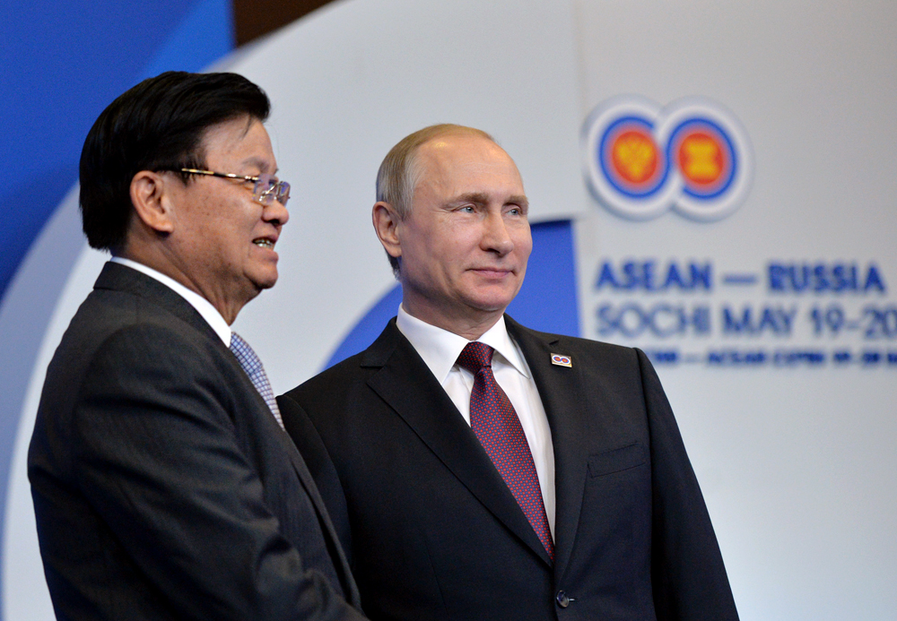 Russia's President Vladimir Putin (R) and Laos' Prime Minister Thongloun Sisoulith in Sochi, Russia, May 20, 2016. 