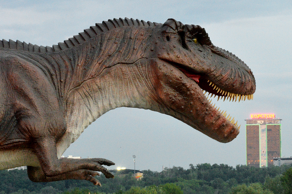 Фигура на динозавър в парка за забавления „Юркин парк Тревел“ в столицата на Татарстан.
