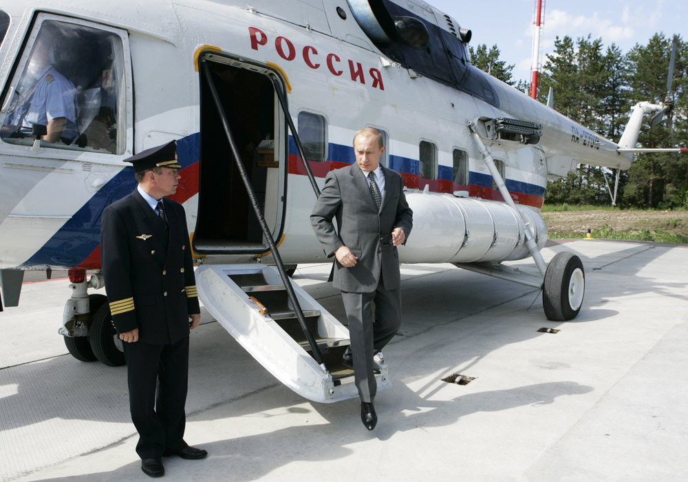 Владимир Путин излази из хеликоптера, Самарски регион. 