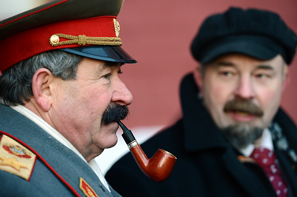 Un sosia di Stalin insieme a un sosia di Lenin in Piazza Rossa a Mosca. 