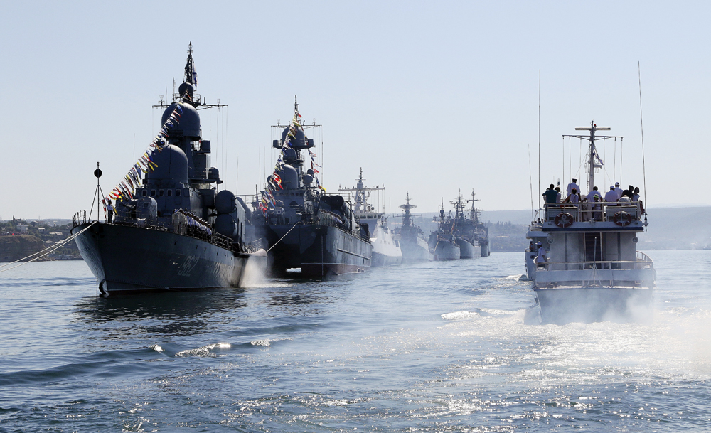 Des navires militaires russes participent à une répétition pour la Journée de la Marine à Sébastopol, en Crimée.