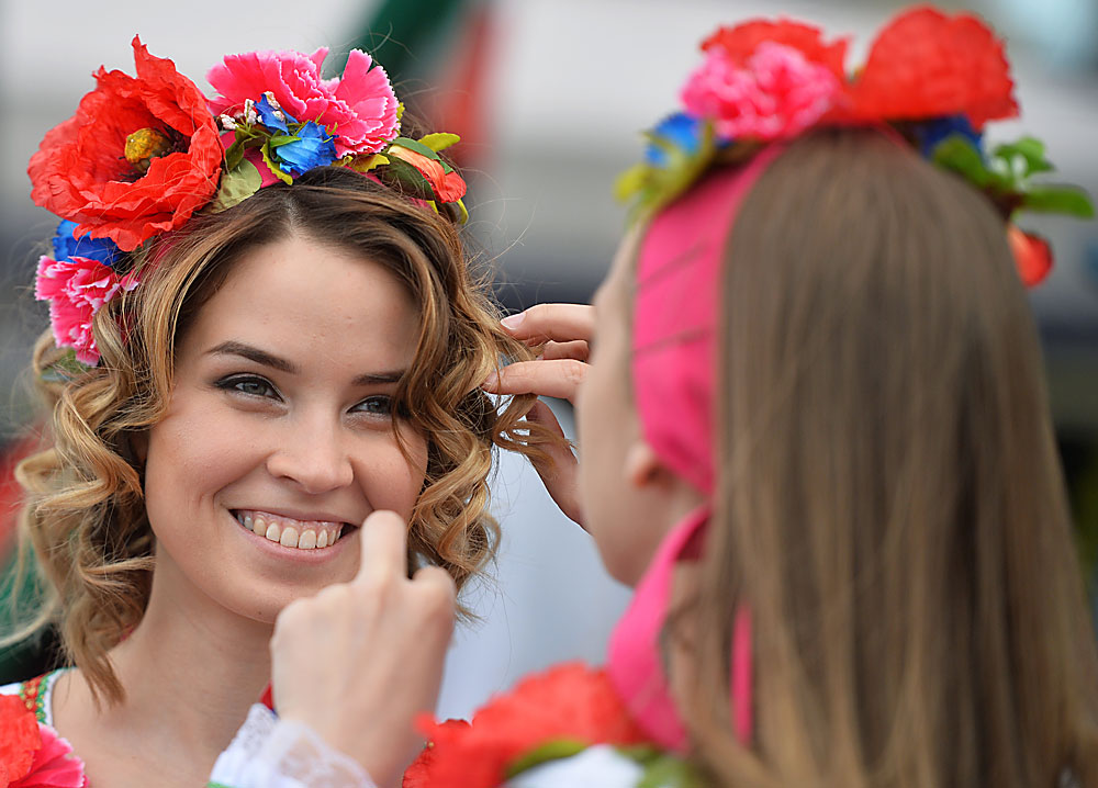 Девушки на митинге-концерте, посвященном Дню России, в Казани.
