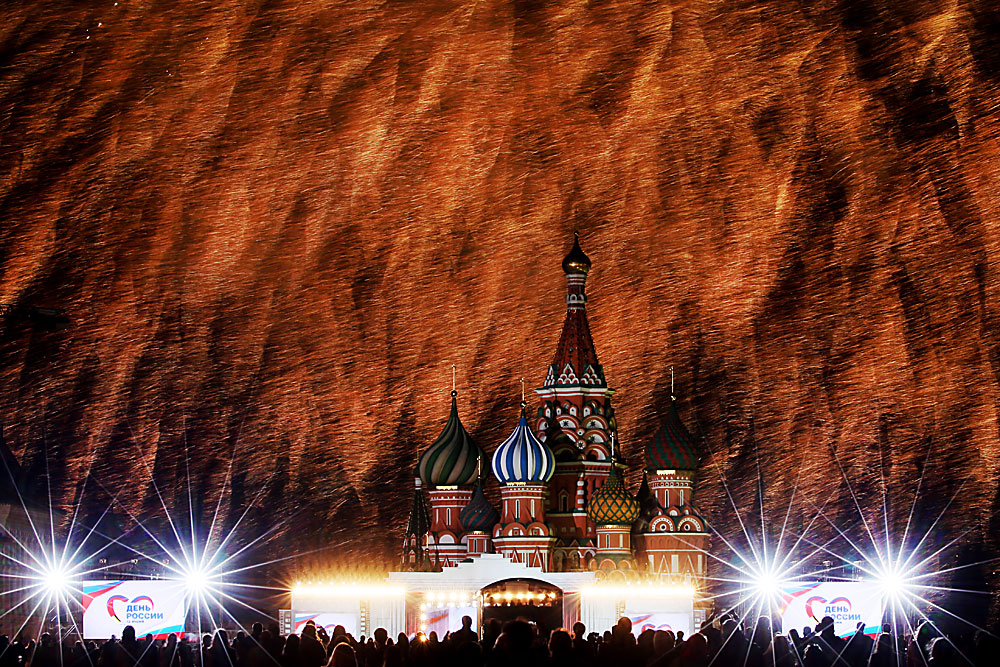 Огномет над Соборниот храм Св. Василиј Блажени на Црвениот плоштад во текот на прославата на Денот на Русија.