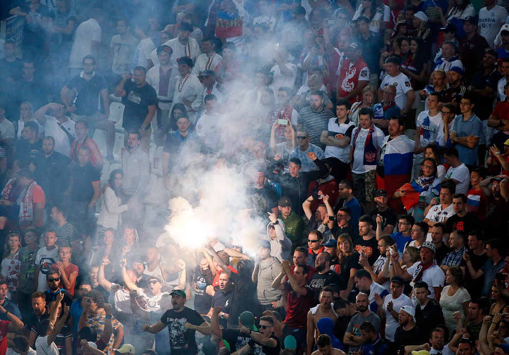 Suporter timnas Rusia membakar suar (flare) selama pertandingan Rusia melawan Inggris di Marseille, 11 Juni 2016.