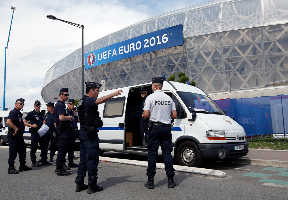 Des policiers déployés près du Stade Allianz Riviera à Nice avant le match du groupe C entre la Pologne et l'Irlande du Nord le 12 juin 2016.