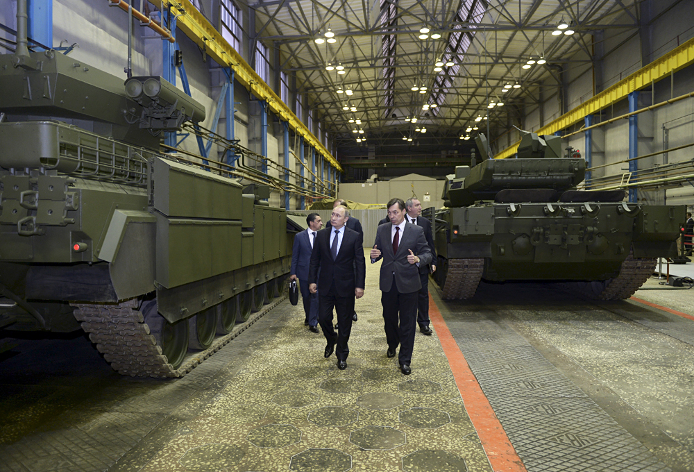 Pútin (esq.) em visita à planta de construção da plataforma Armata, em Níjni Taguil