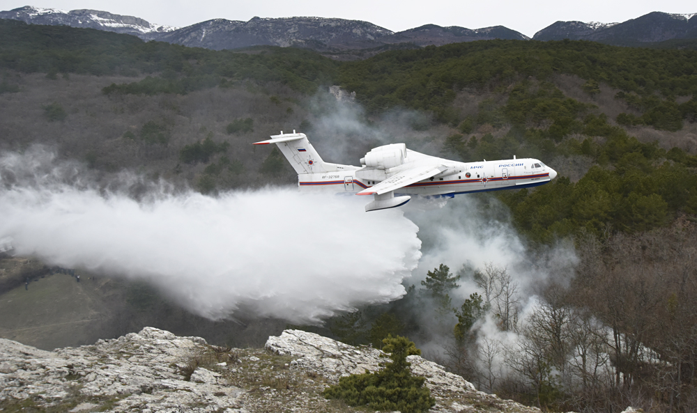 Be-200: avião russo projetado para incêndios e socorro entra em