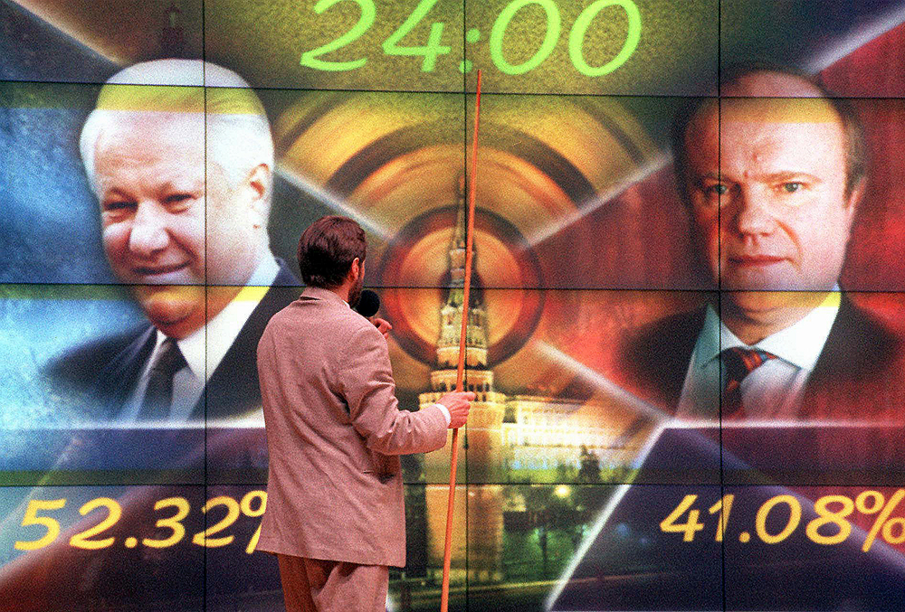 Le panneau d'information dans le centre de presse de la Commission électorale à Moscou, à l’effigie du président Boris Eltsine (à gauche) et du leader du Parti communiste Guennadi Ziouganov illustrant le pourcentage des voix.
