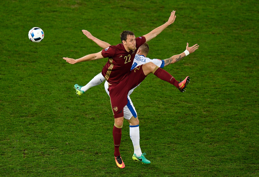 Das ganze Spiel in nur einem Bild: Jan Durica aus der slowakischen Nationalelf tänzelt mit dem russischen Stürmer Artjom Dzjuba um den Ball bei der Fußball-EM 2016 in Frankreich. 
