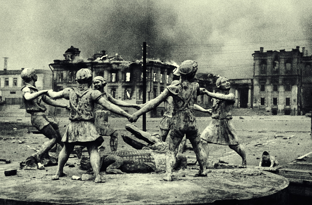 Емануел Евзерихин. Фонтаната „Детски танц“. Сталинград (сегашен Волгоград), 23 август 1942.