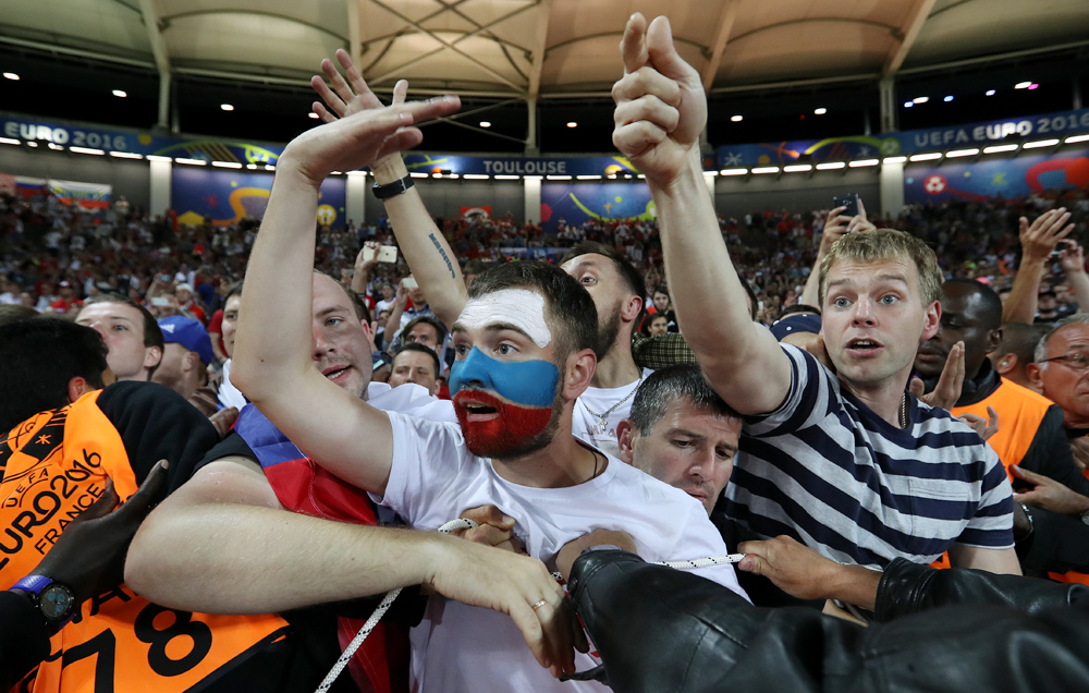 Редарите ги туркаат развиканите руски навивачи назад на трибините по поразот на Русија од Велс во натпреварот од Групата Б на Евро-2016 на стадионот „Муниципал“ во Тулуз, Франција во понеделникот, 20 јуни, 2016. 
