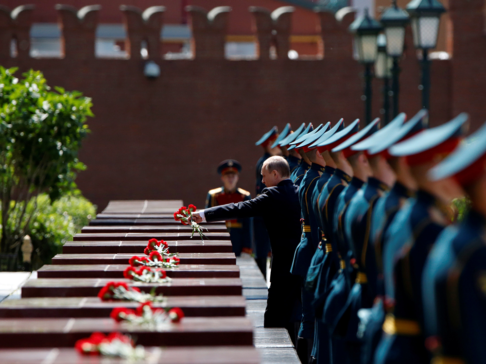 Владимир Путин полага цветя до кремълската стена по повод 75-та годишнина от нападението на Нацистка Германия над СССР.