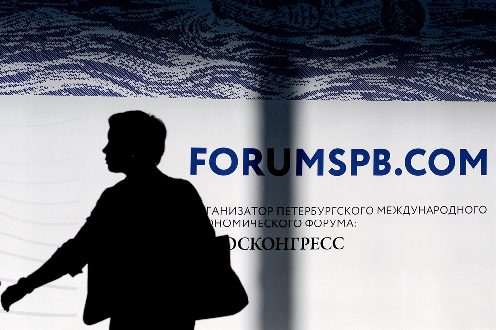 Il Forum economico di San Pietroburgo è arrivato alla ventesima edizione e quest’anno ha voluto l’Italia come ospite d’onore. Nella foto, un visitatore al Forum.