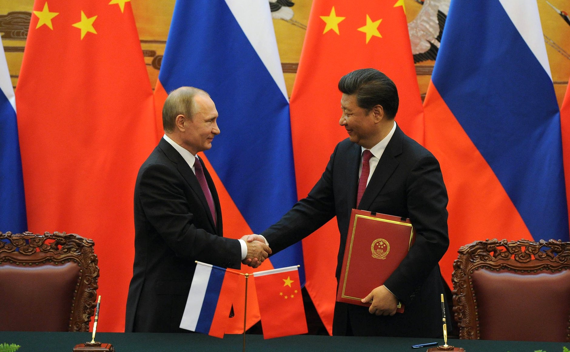 Vladimir Putin (L) and Xi Jinping (R) signed 30 cooperation agreements, June 25, 2016. 