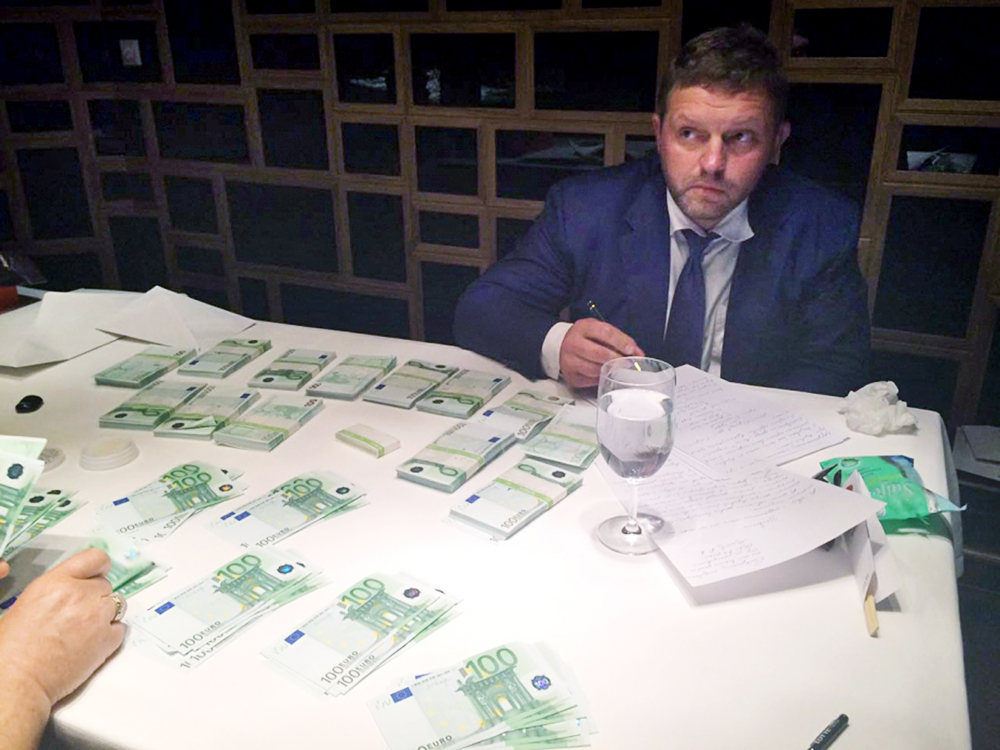 Una delle immagini del blitz organizzato dalla Commissione d’inchiesta che, nell’ambito di un’operazione sperimentale, ha consegnato a Belykh delle banconote segnate, che egli non ha rifiutato.
