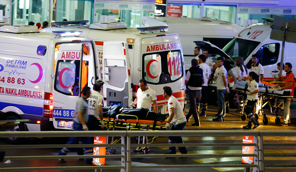 Istanbul, Turquie, le 28 juin 2016 : Secouristes à l'aéroport Ataturk après l'attentat qui a fait 41 morts et plus de 140 blessés.