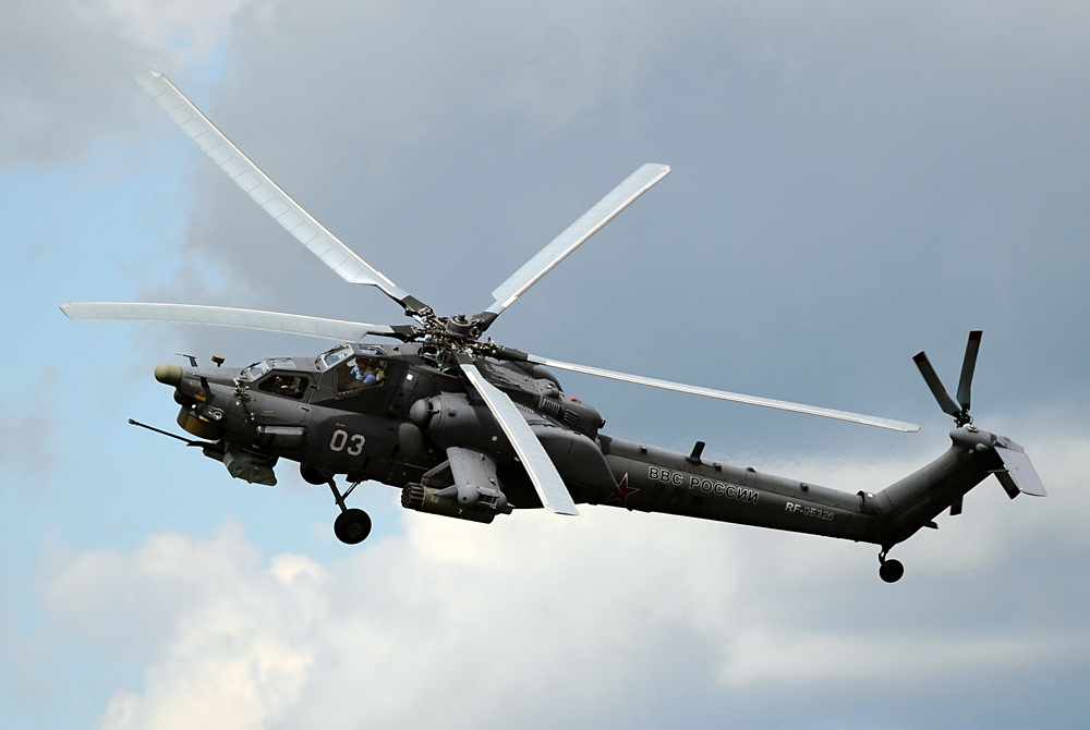 Helicóptero Mi-28N realiza voo de demonstração no show aéreo Aviamix