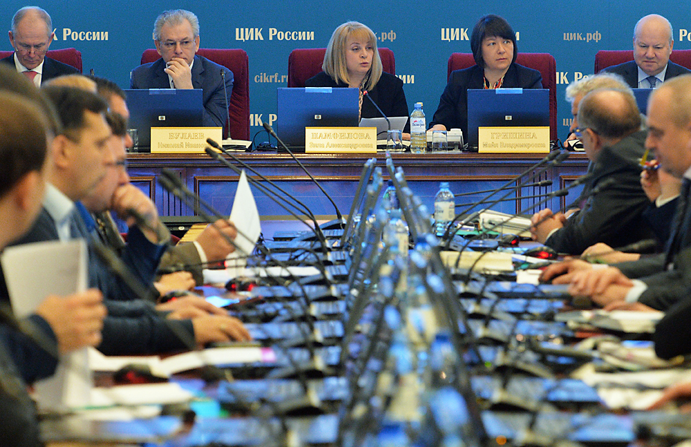 Ella Pamfilova (au centre) lors d'une réunion de la Commission électorale centrale.