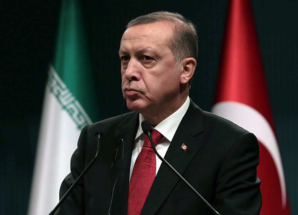Le président turc Recep Tayyip Erdogan écoute son homologue iranien Hassan Rouhani lors d'une conférence de presse à  Ankara, en Turquie, le samedi 16 avril 2016. 