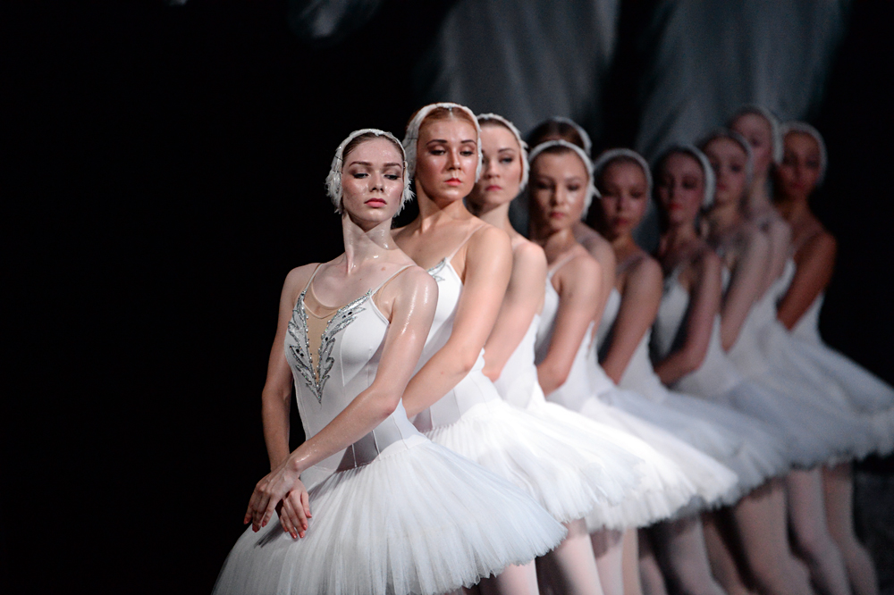 Сцена од балетот Лебедово езеро во Рускиот академски младински театар во Москва.