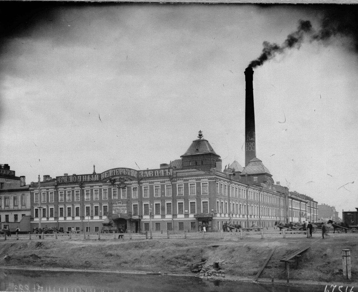 Представљамо вам фабрику вотке компаније „Келер и К°“, коју је основао један руски грађанин немачког порекла. Отворена је 1863. године у Санкт Петербургу на месту где се данас укрштају Кеј на Обилазном каналу и Заозерна улица.