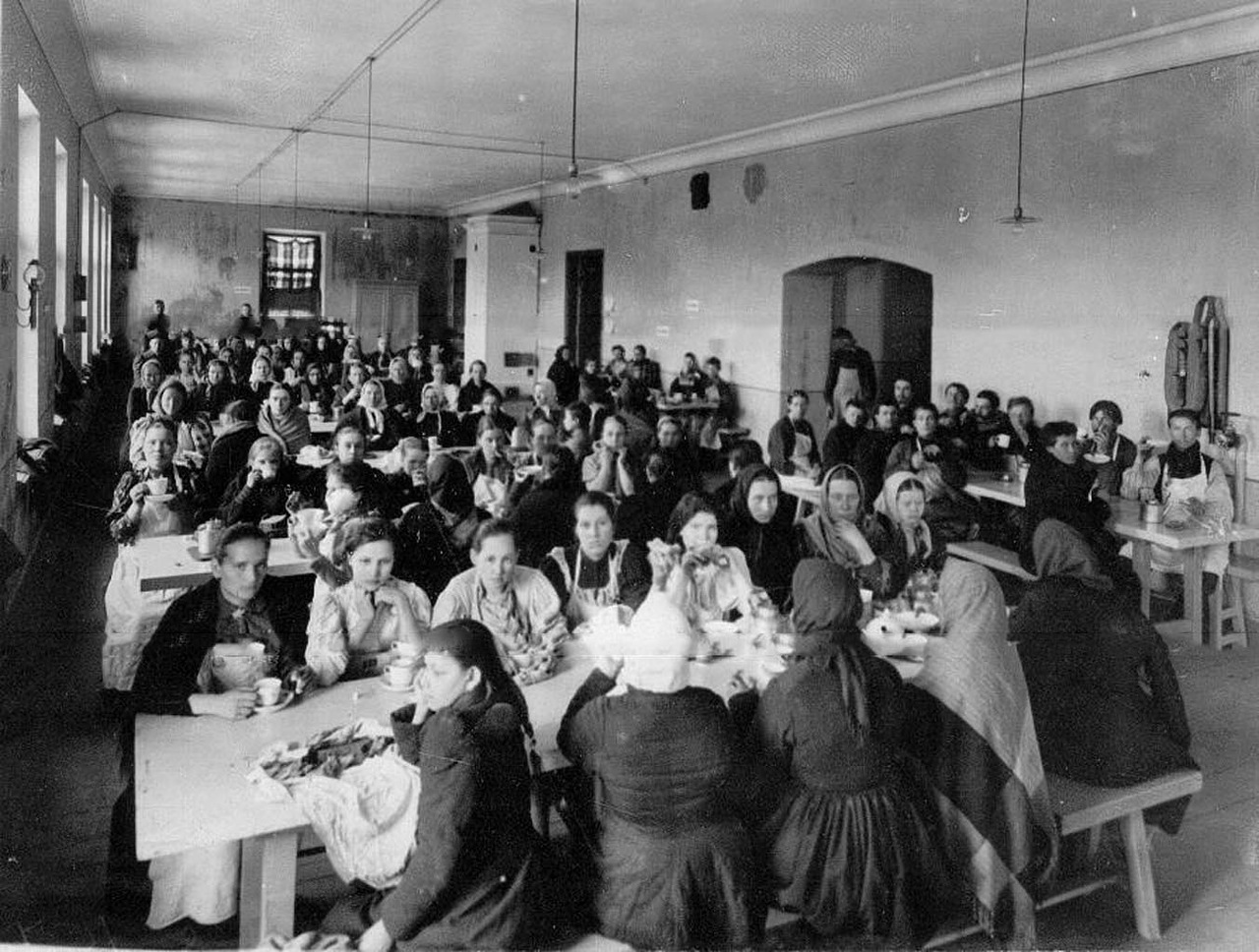 Workers waiting for lunch at the dining hall at State Wine Warehouse No. 1. Keller and K° employed about 380 people at its peak.