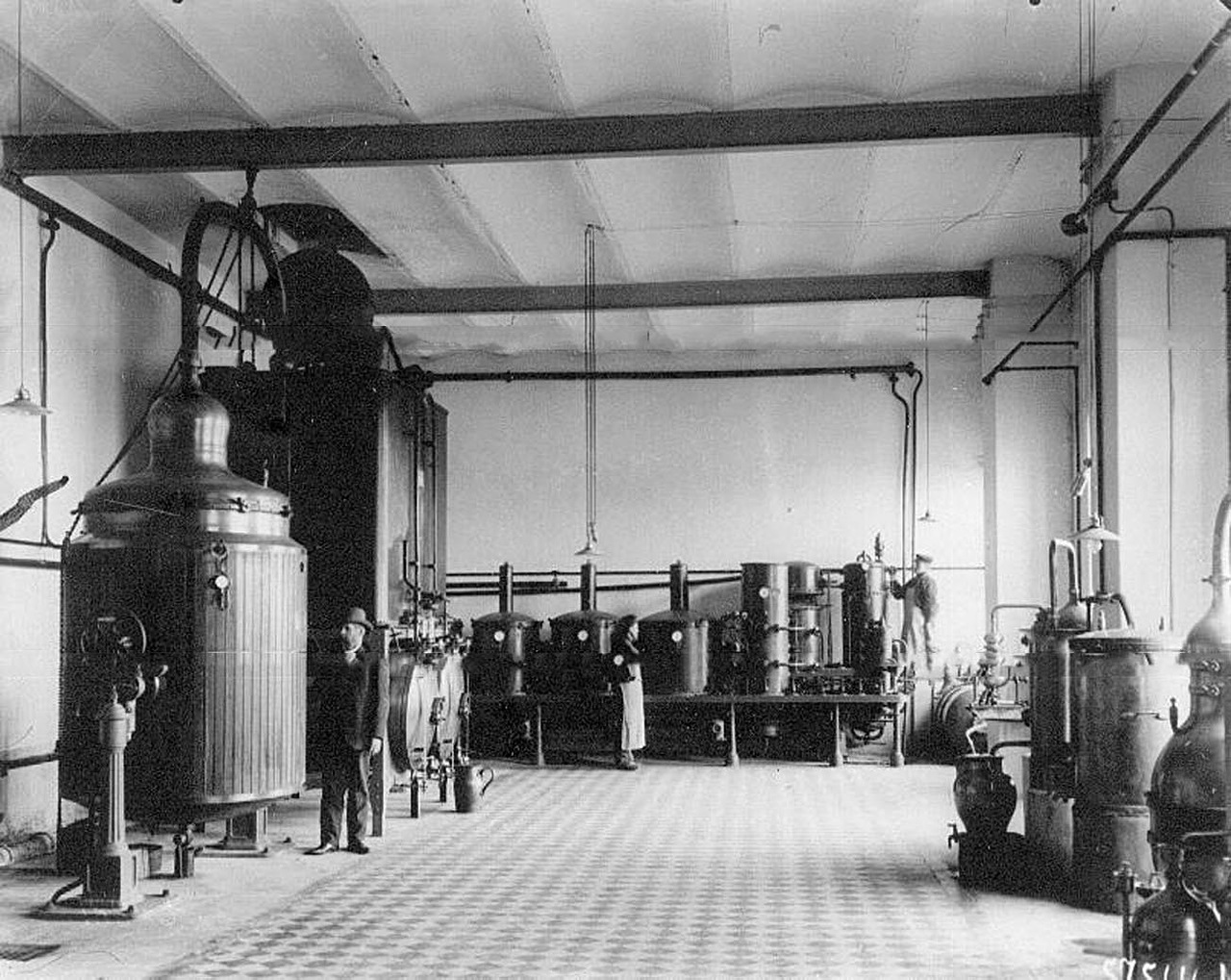 It opened the same year – 1863 – that the state monopoly introduced by Empress Elizabeth in 1751 was laid to rest. While the monopoly and promotion of state-manufactured vodka had made the drink popular, commercial liberalization caused the prices to drop significantly, allowing even low-income citizens to purchase it. // Facilities for the distillation process at Keller & K°.
