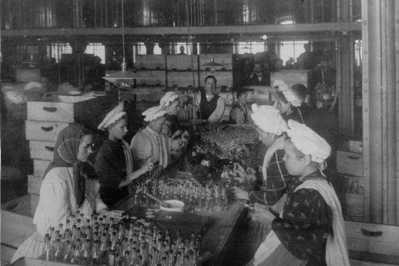 By 1892 Keller and K° had five shops in the capital alone and its products were sold also abroad. // Women labelling bottles before delivering them to the market.