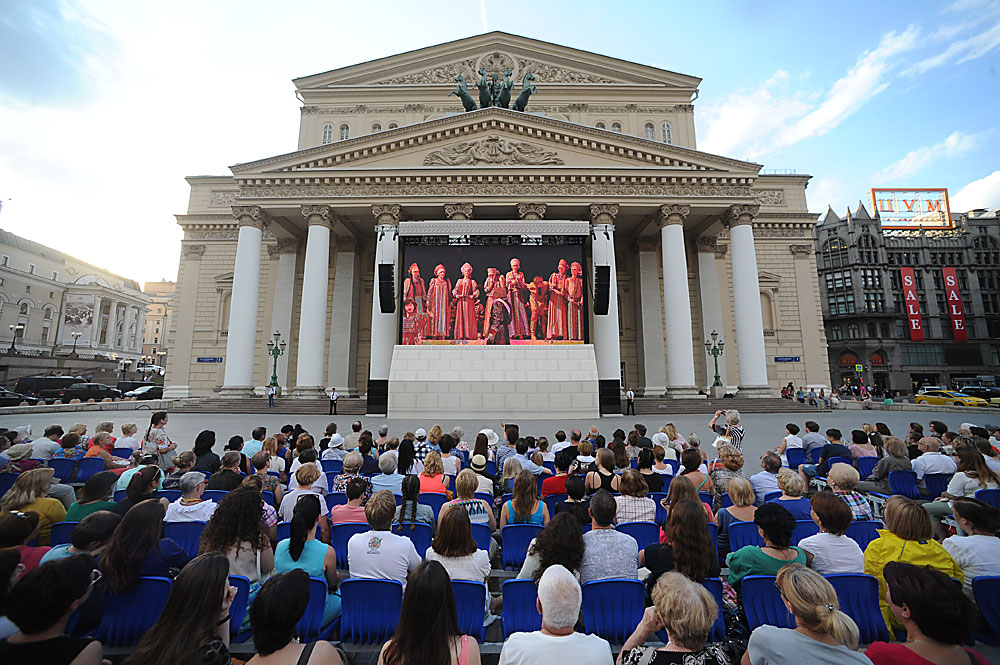 Пряка транслация на операта „Царска годеница“ на композитора Николай Римски-Корсаков върху фасадата на Болшой театър в Москва.
