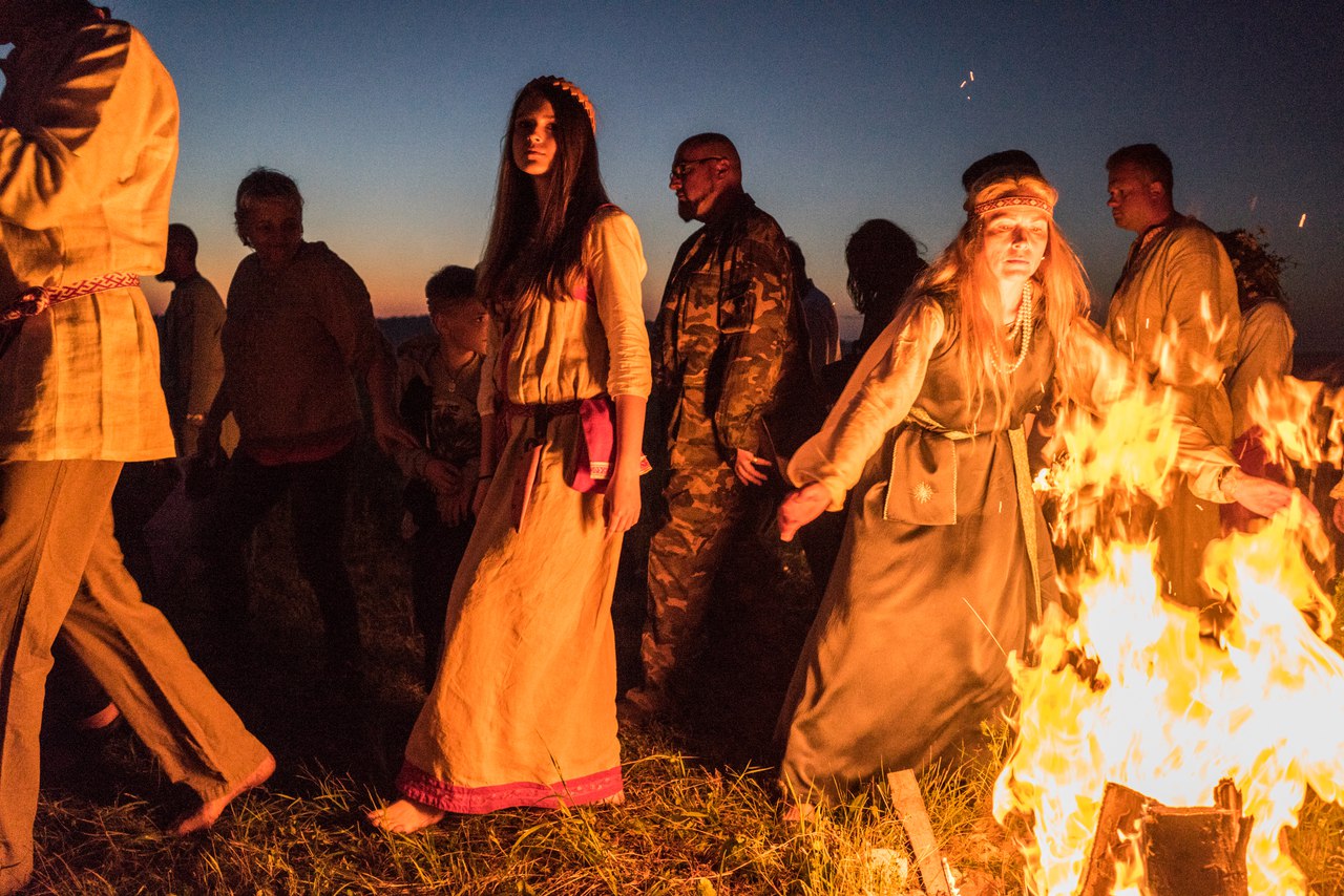 Dans certaines religions, les gens faisaient passer leur bétail à travers le feu pour le protéger des maladies. Les mères brûlaient les vêtements de leurs enfants malades pour éloigner les maladies.