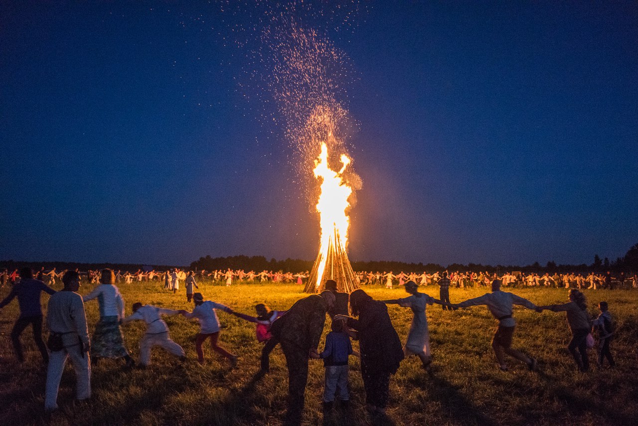 И на двата празника се изпълняват многобройни славянски ритуали, обединяващи огъня и водата. Те се отбелязват в Русия, Беларус, Полша, Литва, Латвия и Украйна в дните на лятното слънцестоене.