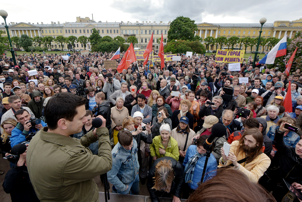 Manifestazione di protesta a San Pietroburgo contro la decisione di dedicare un ponte ad Akhmad Kadyrov.
