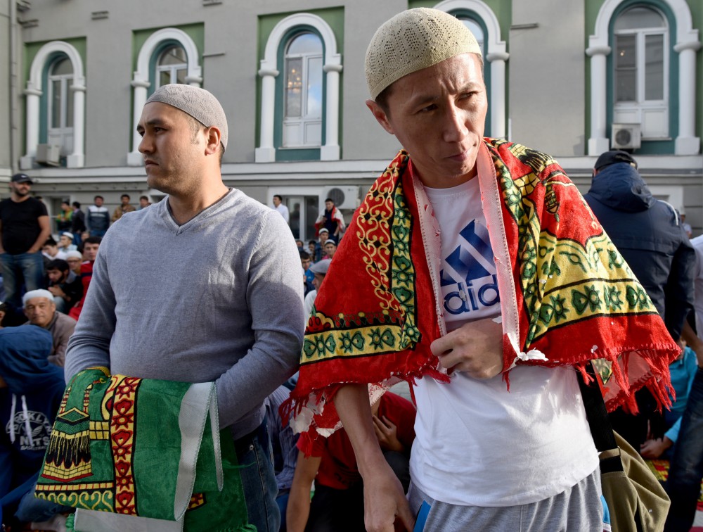 "Hari ini, umat Islam di Rusia — berdasarkan tradisi keagamaan, sejarah, dan budaya selama berabad-abad — merayakan hari raya ini, baik di tengah masyarakat muslim, dengan teman-teman, maupun keluarga serta sanak saudara. Selama perayaan ini, umat Islam biasanya meraih tingkat ketakwaan tertentu setelah berpuasa dan menjadi pribadi yang lebih senang membantu orang-orang yang membutuhkan pertolongan," kata Putin.