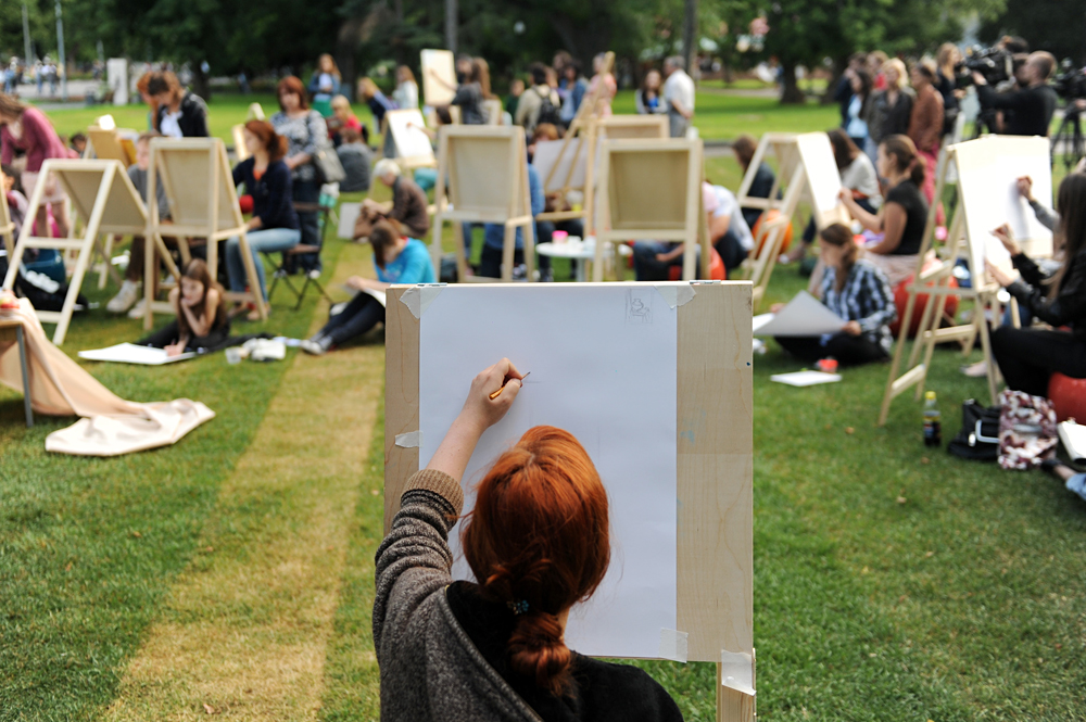  People taking outdoor painting classes in Central Alley in Moscow's Gorky Park. 