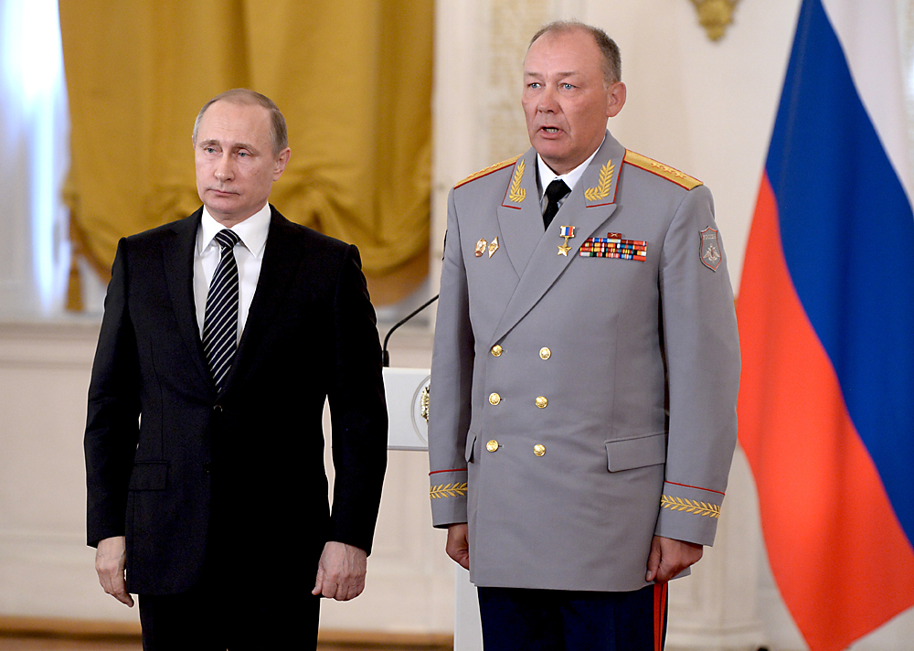 El presidente Vladímir Putin con el general coronel Alexander Dvórnikov durante la celebración en el Kremlin de los premios estatales otorgados a los oficiales distinguidos en la operación militar en Siria. 