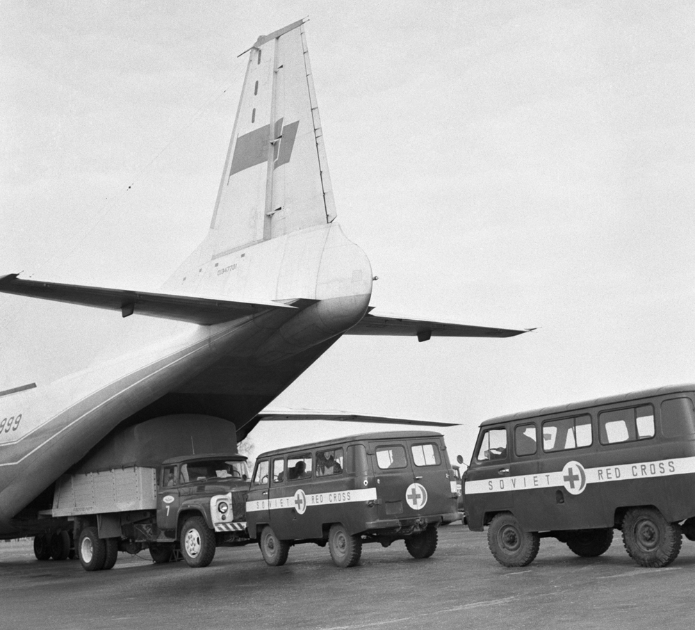СССР, 3 април 1972 г. Две коли с храна и медицински материали от асоциацията на Червения кръст в СССР са натоварени в самолет на летище Шереметиево - за гражданите на Народна република Бангладеш.