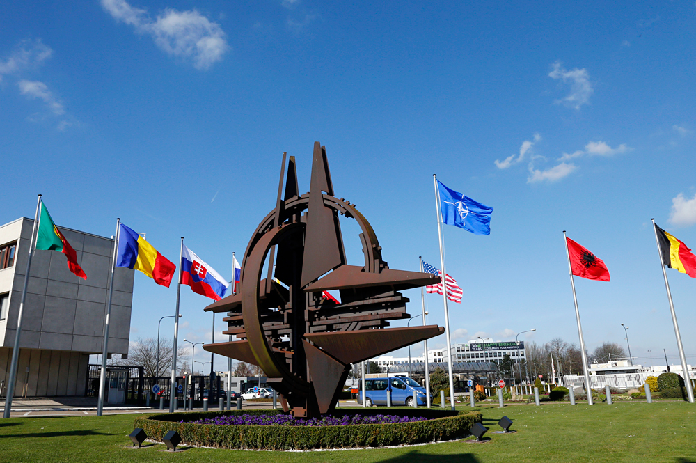 Bendera negara-negara anggota NATO di markas aliansi di Brussel.