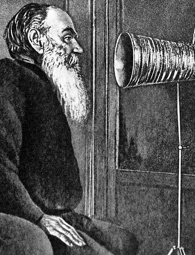 Gadgets. A primeira vez que a voz de Tolstói foi gravada foi em 1895, na casa de Iúli Blok, pioneiro da gravação de som. Treze anos mais tarde, o autor ganhou o seu próprio fonógrafo, dado a ele por ninguém menos que seu inventor, Thomas Edison. Junto com o dispositivo havia uma mensagem em que Edison pedia a Tolstói para fazer gravações em paralelo para o público não russo. Após a morte do escritor, as suas gravações foram relançadas, com quase 100 mil cópias em circulação.
