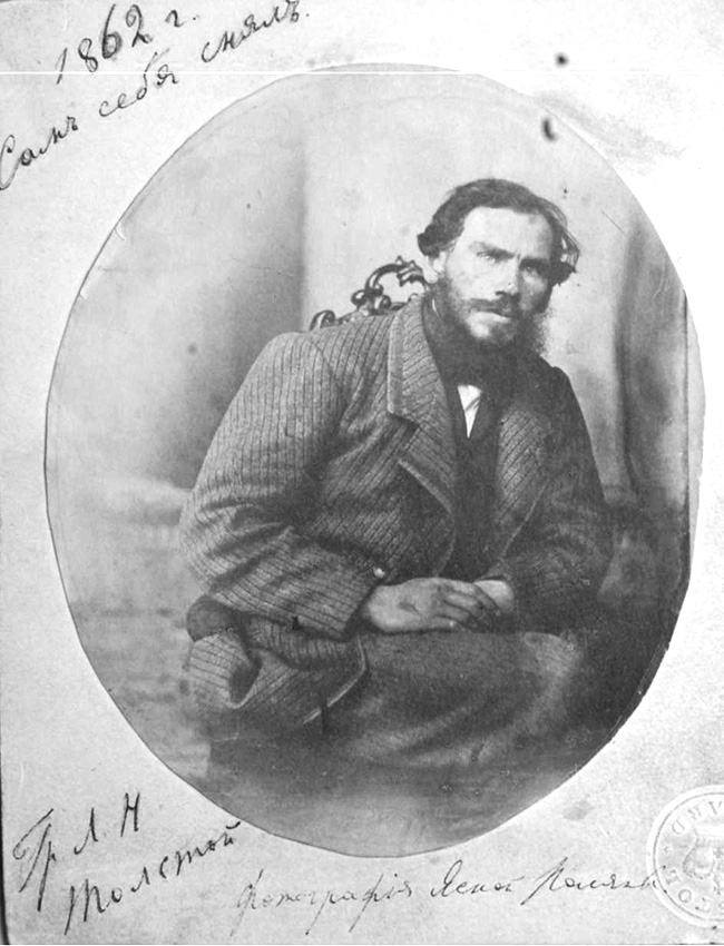 Selfies. Assim como seus contemporâneos, Tolstói arrastado pela moda da fotografia na década de 1860. Possuía várias câmeras e, em 1862, tirou uma foto que poderia ser melhor descrita como um ‘protótipo de selfie’. Apesar de gostar muito mais de retratos, era o fotojornalismo que ele considerava o tipo mais promissor da fotografia.