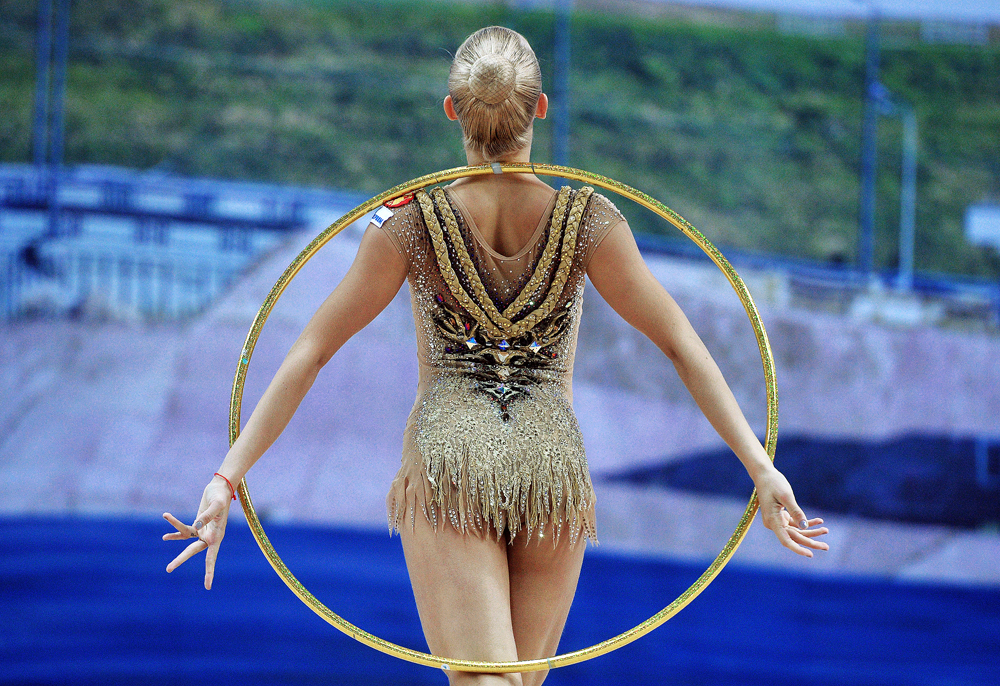 Јана Кудрјавцева (Русија) во текот на својата изведба со хулахоп на Светскиот куп во ритмичка гимнастика 2016 во Казањ.