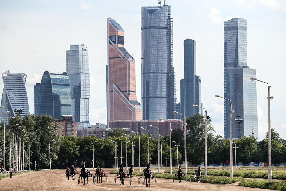 Трка со коњи на Централниот московски хиподром. 10 јули 2016, Москва, Русија.