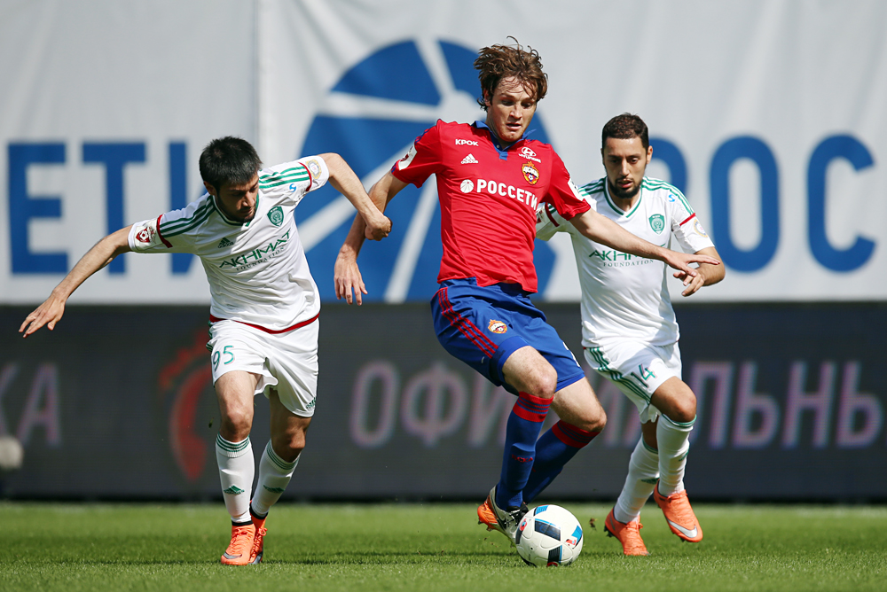 Mario Fernandes (centro) em disputa contra Terek Grózni durante o Campeonato Russo