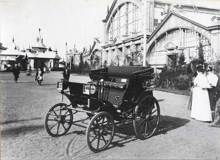 ... и първият руски автомобил (на снимката), проектиран от Евгений Яковлев и Пьотър Фрезе.