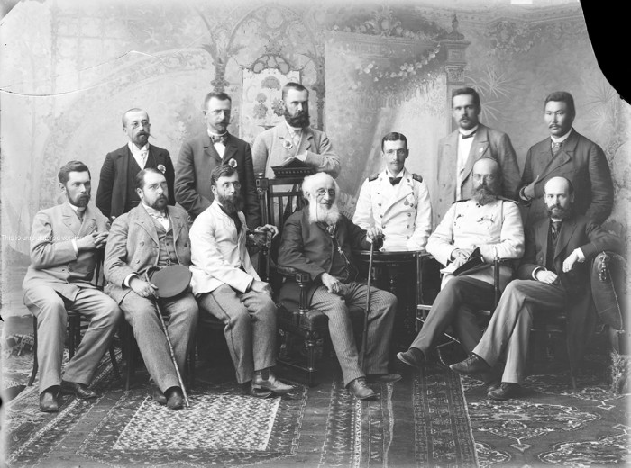 За първи път мащабно събитие като Общоруското изложение се провежда извън столицата през 1896 година. / Групов портрет на участници в изложението.