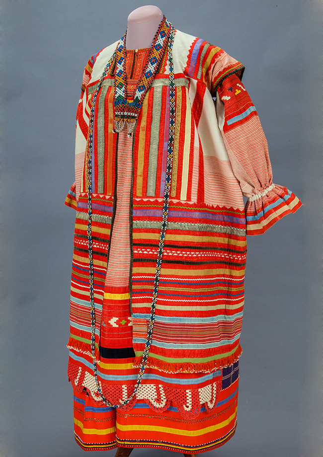 Das Historische Museum Moskau präsentiert erstmals seine großzügige Kollektion traditioneller Festkleider der Völker Russlands / Frauenkleid, Region Rjasan, Ende 19. Jahrhunderts.