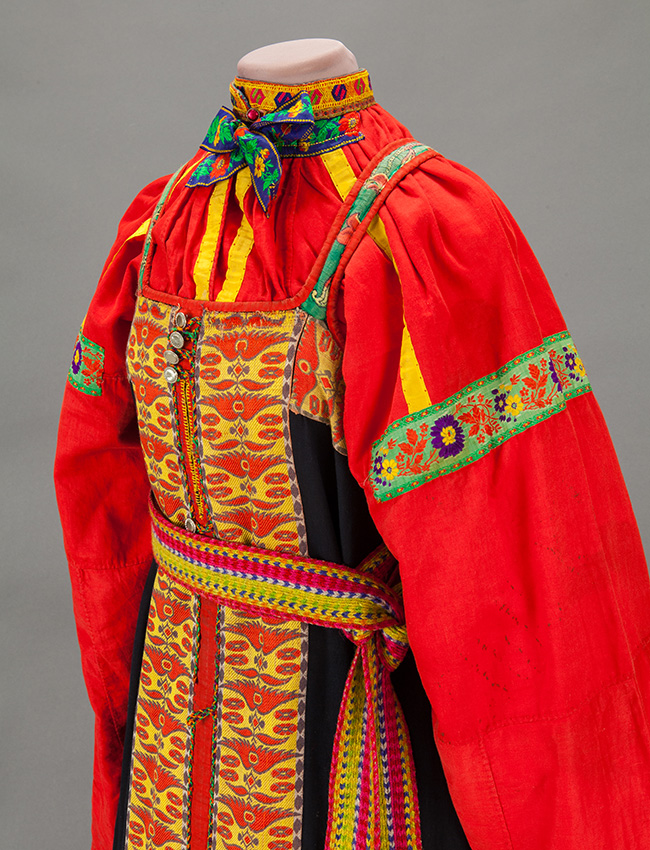 Os tecidos e trajes em exposição apresentam a história têxtil da Rússia no século 12 e a história das roupas usadas no século 16. / Traje feminino. Vila de Tenguchevo, província de Penza. Segunda metade do século 19.